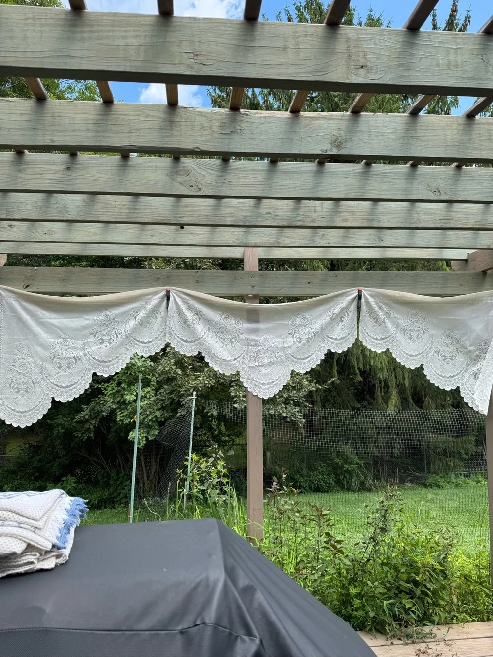 Vintage JC Penny Scalloped Lace Valance with Floral Medallions